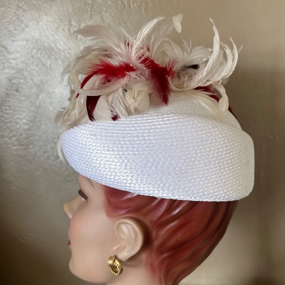 SOPHISTICATED 1970s' WHITE STRAW CAP WITH WHITE AND RED CURLY FEATHERS - Picture 6 of 11